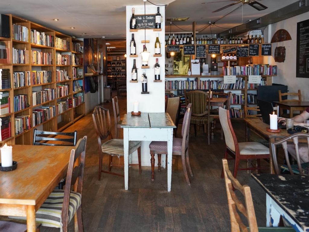 Der er masse af bøger hos Løve's Bog- og Vincafé i Nørregade.