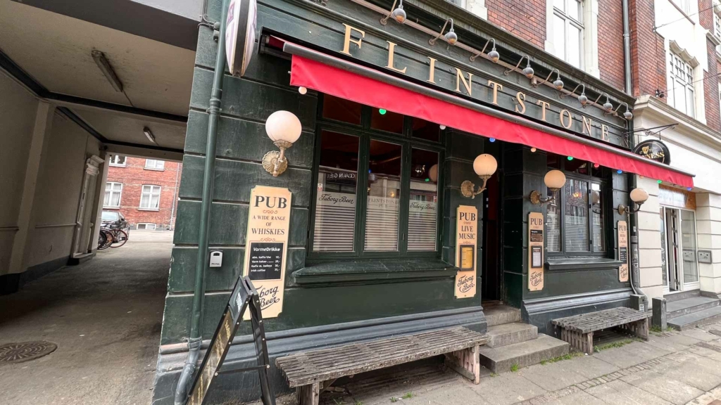 Flintstone Pub set udefra