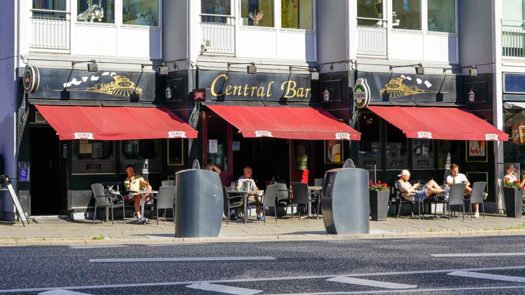 Central Bar i Frederiks All&eacute; set udefra
