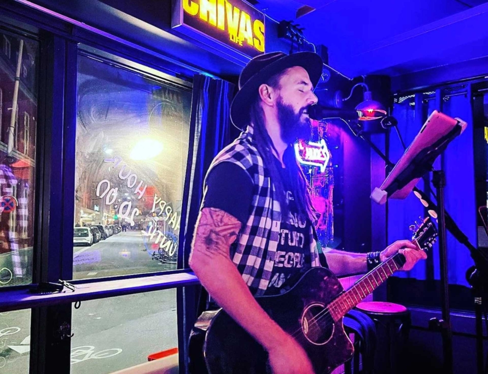 Her ser man livemusik p&aring; Tokio Bar